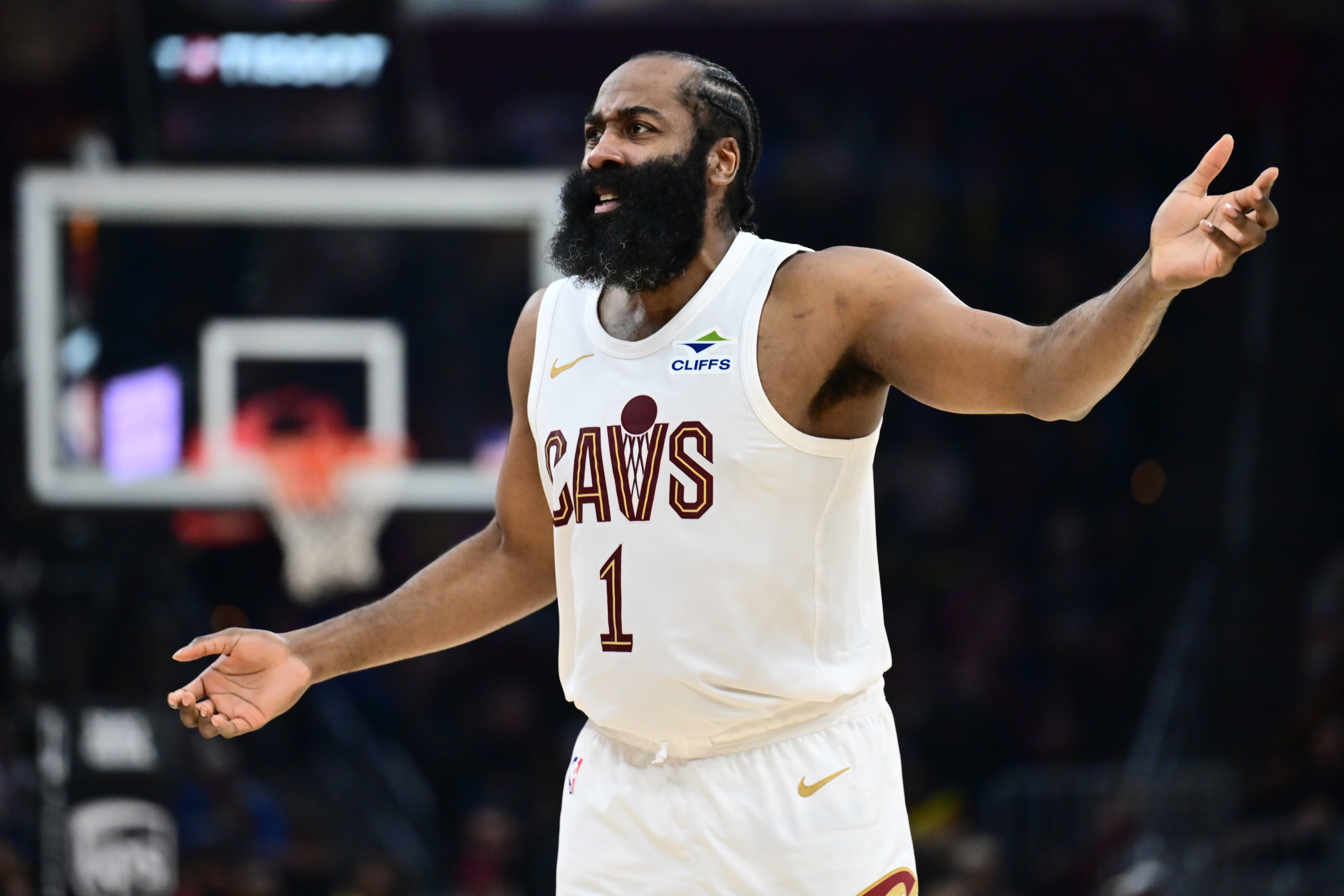 足球赛程-哈登:我们的进攻能和任何球队匹敌 但能否赢球还是得看防守