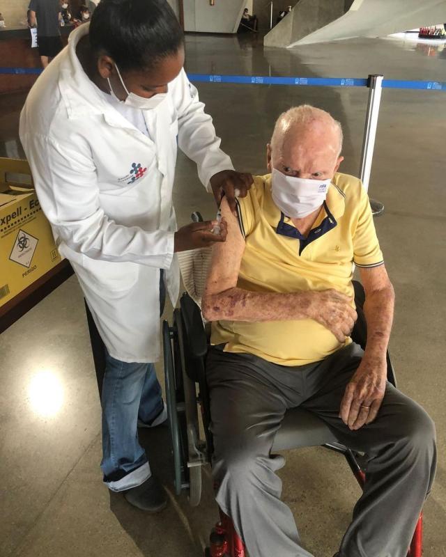 足球赛程-80岁贝利切除结肠瘤 90岁扎加洛打新冠疫苗第三针