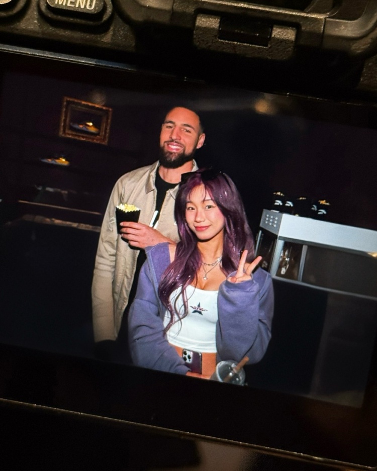 欧冠直播-评论区炸了！美女网红晒与克莱合影 本人疑对后者分手风波不知情