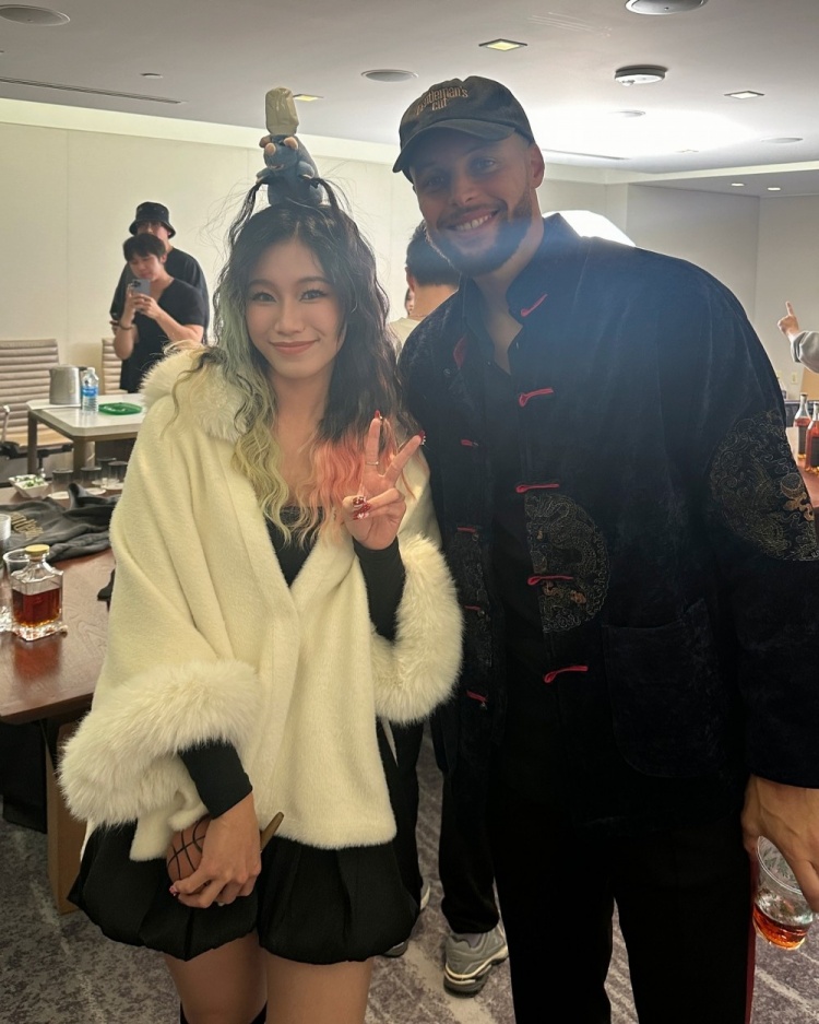 欧冠直播-评论区炸了！美女网红晒与克莱合影 本人疑对后者分手风波不知情
