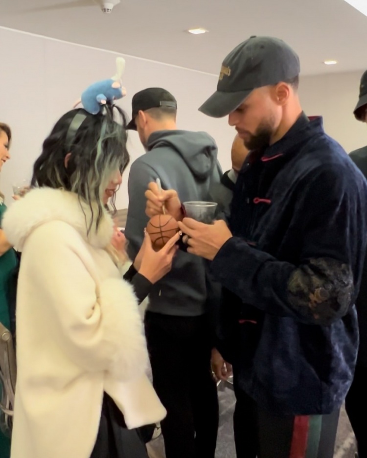 欧冠直播-评论区炸了！美女网红晒与克莱合影 本人疑对后者分手风波不知情