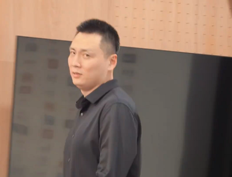 欧冠联赛-某记者挖坑提问禁忌问题，卢伟识破陷阱愤怒离场送上眼神杀